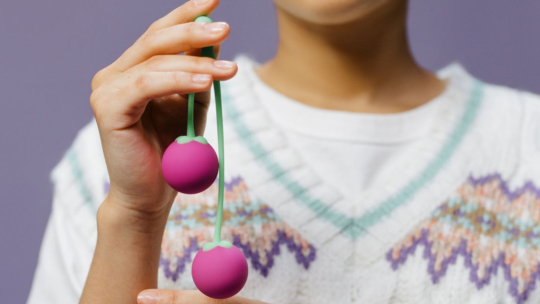 femme tenant boules de geisha rose en forme de fraises