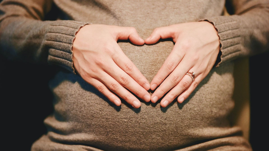 ventre femme enceinte mains forme coeur