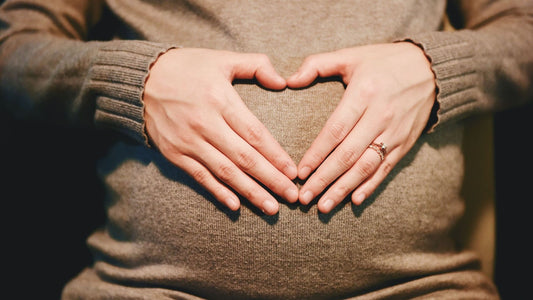 ventre femme enceinte mains forme coeur