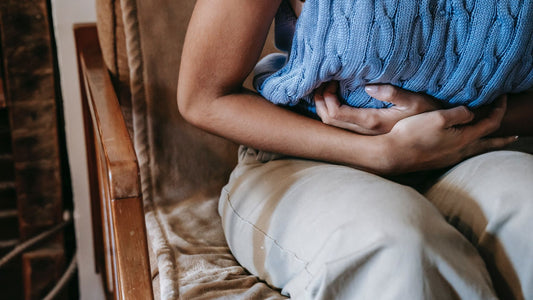 femme mains sur le ventre mal au ventre