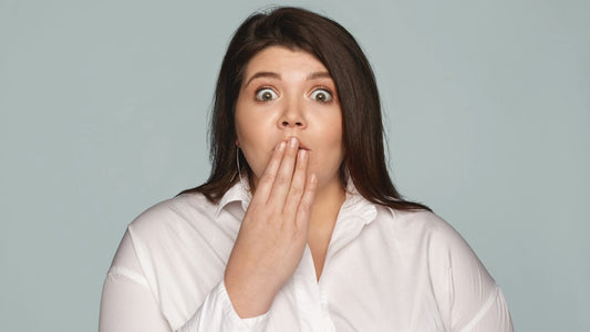 femme en surpoids surprise main sur la bouche