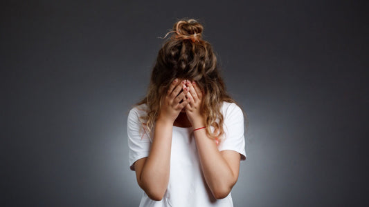 femme honte se cachant le visage avec les mains
