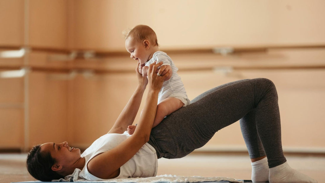 femme exercices avec bébé assis sur le ventre